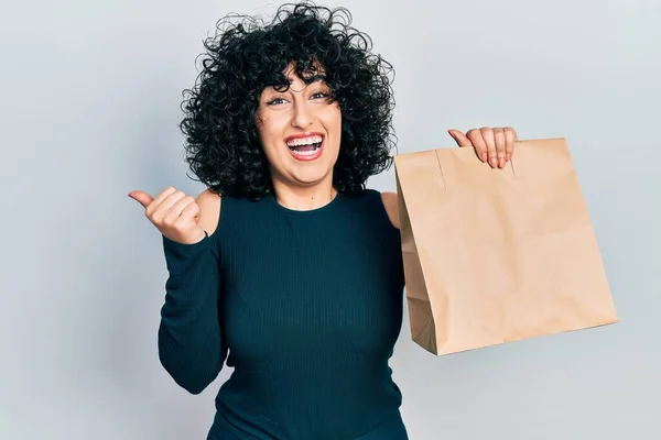 Young Middle East Woman Holding Take Away Paper Bag Pointing — 图库照片