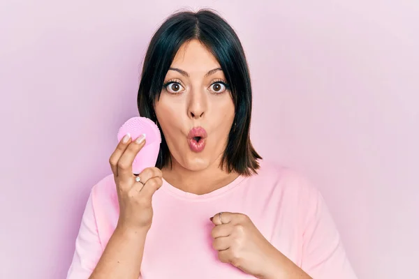 Young Hispanic Woman Using Facial Exfoliating Cleaner Scared Amazed Open — Stock Photo, Image