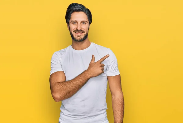 Joven Hombre Hispano Vistiendo Casual Camiseta Blanca Alegre Con Una —  Fotos de Stock