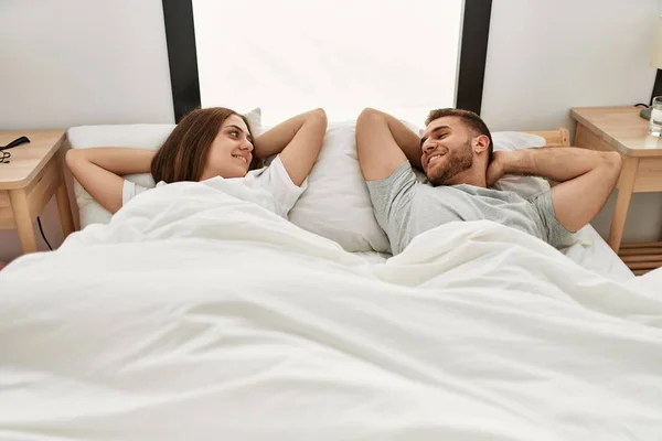 Jovem Casal Hispânico Relaxante Com Mãos Cabeça Deitada Cama Casa — Fotografia de Stock