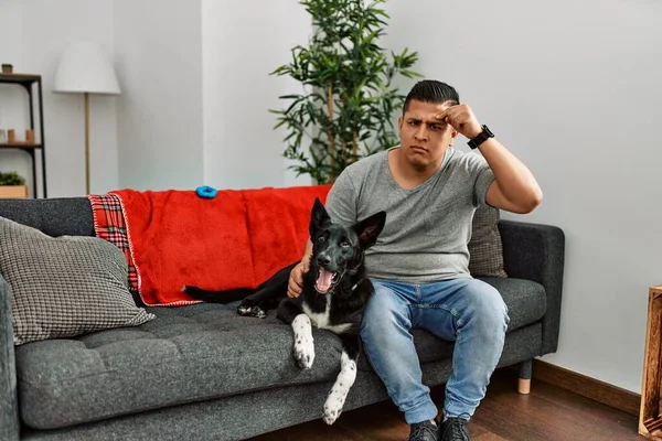 Jovem Latino Cão Sentado Sofá Casa Apontando Infeliz Para Borbulhar — Fotografia de Stock