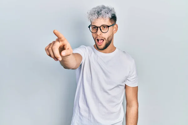 Modern Boyalı Saçlı Beyaz Tişörtlü Gözlüklü Parmakları Önde Olan Spanyol — Stok fotoğraf