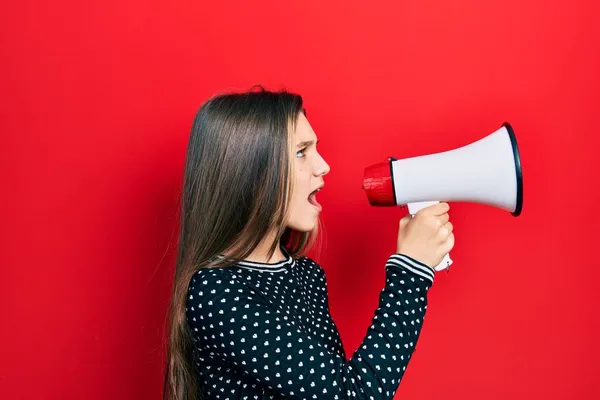 Junges Teenager Mädchen Schreit Und Schreit Mit Megafon — Stockfoto