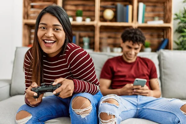 Vrouw Speelt Videospel Man Met Smartphone Thuis — Stockfoto