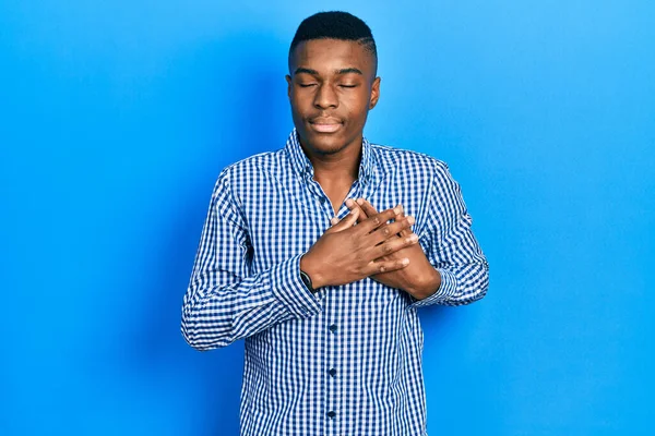 Tânăr Afro American Care Poartă Haine Casual Zâmbind Mâinile Piept — Fotografie, imagine de stoc
