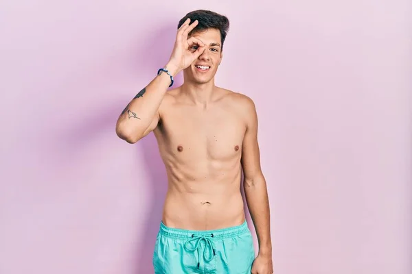 Joven Hombre Hispano Usando Traje Baño Sin Camisa Haciendo Buen —  Fotos de Stock