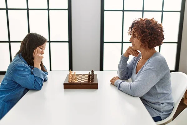 Ώριμη Μητέρα Και Κόρη Σύνδρομο Κάτω Παίζοντας Σκάκι Επιτραπέζιο Παιχνίδι — Φωτογραφία Αρχείου