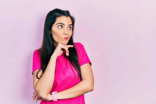 Νεαρό Ισπανόφωνο Κορίτσι Που Φοράει Casual Ροζ Shirt Χέρι Στο — Φωτογραφία Αρχείου
