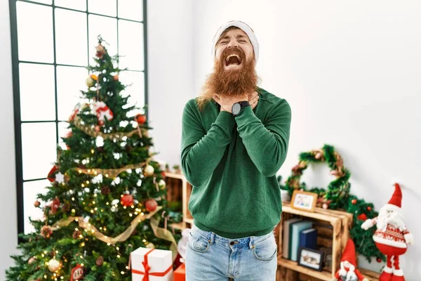 Hombre Pelirrojo Con Barba Larga Usando Sombrero Navidad Por Árbol —  Fotos de Stock