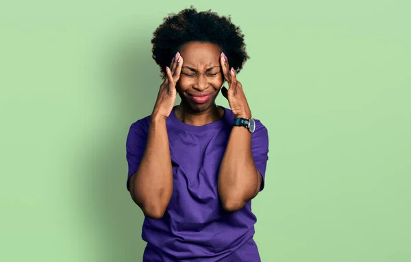Afrikansk Amerikansk Kvinna Med Afro Hår Bär Casual Lila Shirt — Stockfoto