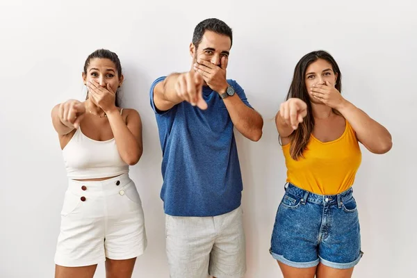 Grupp Unga Latinamerikaner Står Över Isolerad Bakgrund Skrattar Dig Pekar — Stockfoto