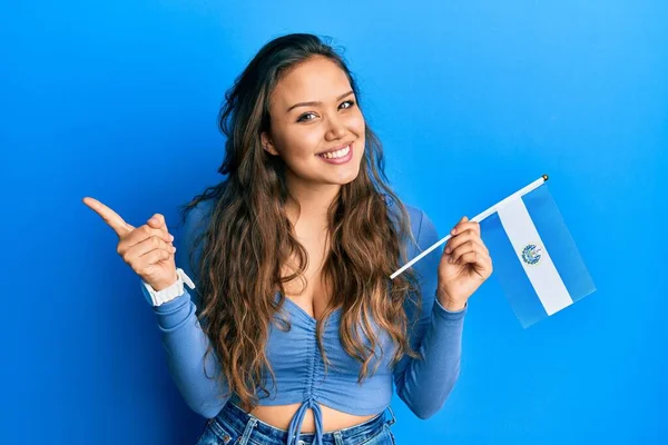 Jong Spaans Meisje Houden Salvador Vlag Lachen Blij Wijzend Met — Stockfoto