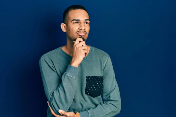 Junger Afrikanisch Amerikanischer Mann Lässiger Kleidung Ernstes Gesicht Über Frage — Stockfoto