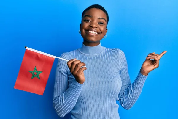 Young African American Woman Holding Morocco Flag Smiling Happy Pointing — Foto Stock