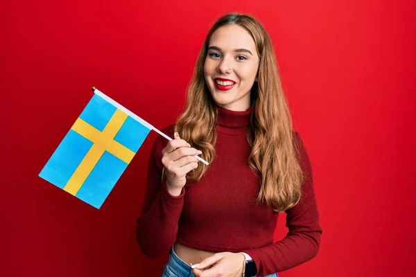 Joven Mujer Rubia Sosteniendo Bandera Sueca Mirando Positiva Feliz Pie —  Fotos de Stock