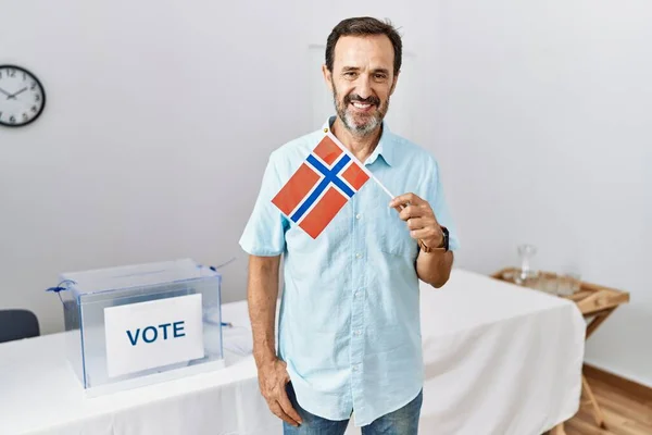 Мужчина Среднего Возраста Бородой Выборах Политическую Кампанию Держит Норвейский Флаг — стоковое фото
