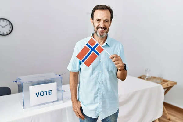 Middelbare Leeftijd Man Met Baard Bij Politieke Campagne Verkiezing Houden — Stockfoto