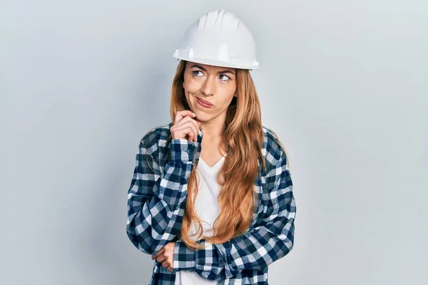 Ung Kaukasisk Kvinna Bär Arkitekt Hardhat Allvarliga Ansikte Tänker Fråga — Stockfoto