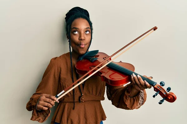 Mujer Afroamericana Con Pelo Trenzado Tocando Violín Haciendo Cara Pez —  Fotos de Stock