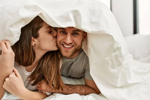 Молода Біла Пара Покриває Простирадло Цілується Ліжку Вдома — стокове фото