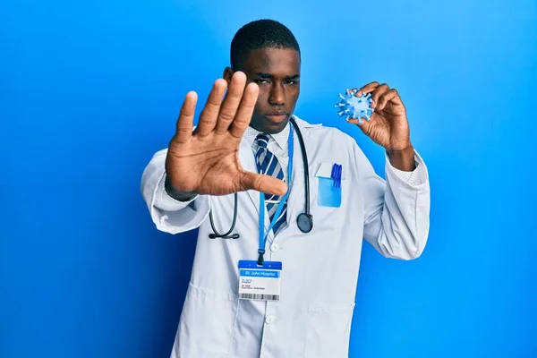 Молодой Африканский Американец Пальто Доктора Держит Вирусную Игрушку Открытой Рукой — стоковое фото