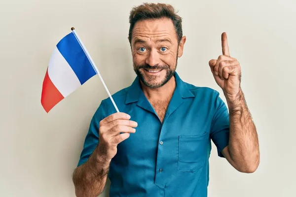 Чоловік Середнього Віку Тримає Прапор Франції Посміхаючись Ідеєю Або Питанням — стокове фото