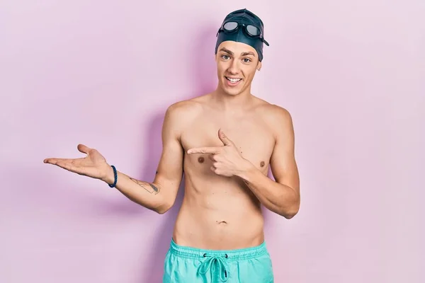 Joven Hispano Con Traje Baño Gafas Nadador Asombrado Sonriendo Cámara —  Fotos de Stock