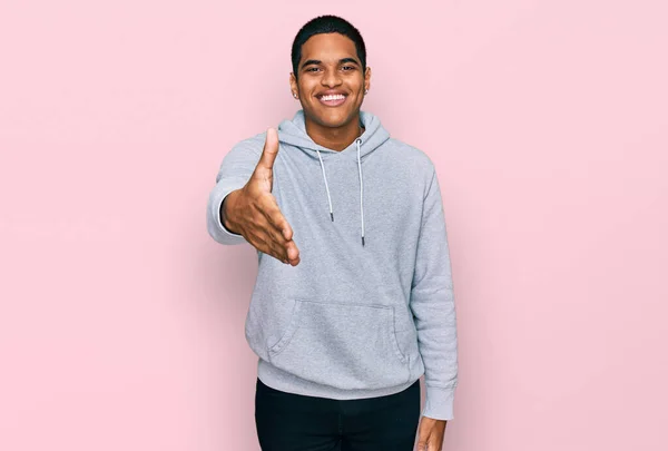 Jonge Knappe Latino Man Draagt Casual Sweatshirt Lachend Vriendelijk Aanbieden — Stockfoto