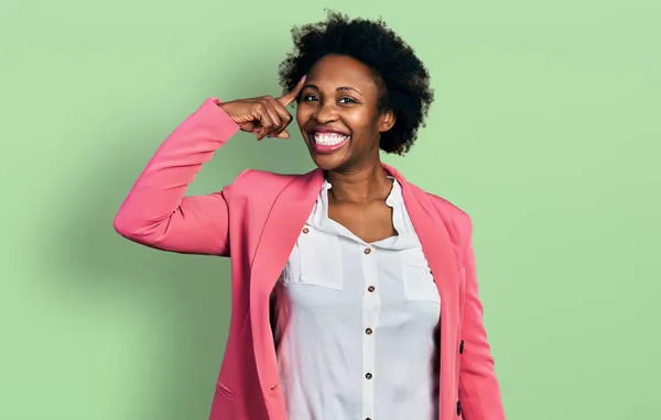 Afro Saçlı Ceketi Giyen Tek Parmağıyla Gülümseyen Harika Bir Fikir — Stok fotoğraf