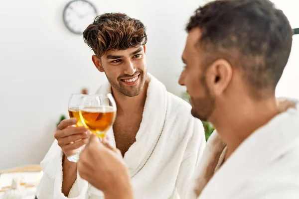 Due Uomini Ispanici Brindare Con Champagne Seduti Sul Lettino Massaggio — Foto Stock