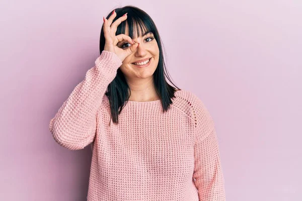 Mujer Hispana Joven Vistiendo Ropa Casual Sonriendo Feliz Haciendo Signo — Foto de Stock