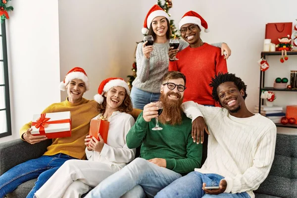 Gruppo Giovani Natale Seduti Sul Divano Casa — Foto Stock