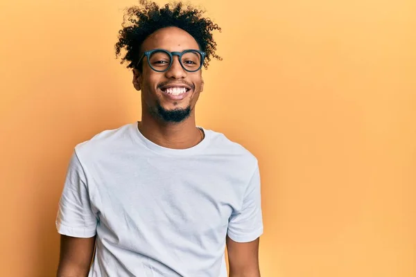 Jovem Afro Americano Com Barba Vestindo Camisa Branca Casual Óculos — Fotografia de Stock