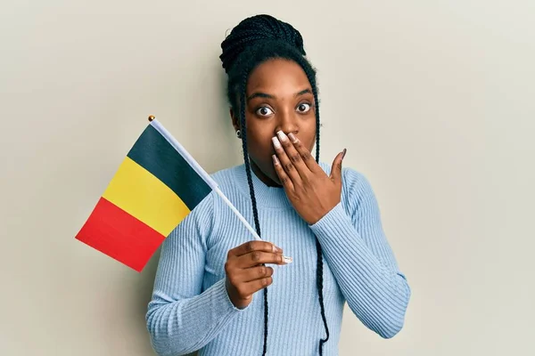 Donna Afroamericana Con Capelli Intrecciati Che Tiene Bandiera Belgio Che — Foto Stock