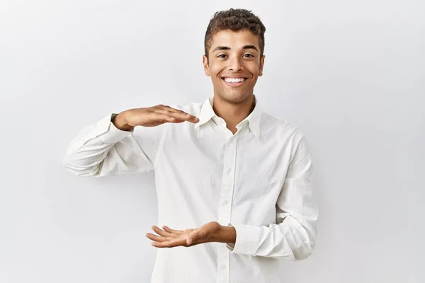 Young Handsome Hispanic Man Standing Isolated Background Gesturing Hands Showing — Foto Stock