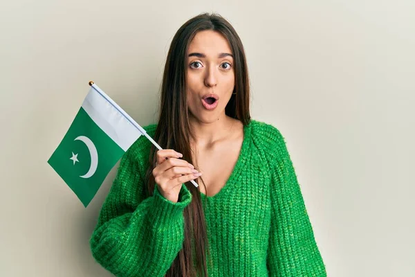 Молодая Латиноамериканка Пакистанским Флагом Испуганная Изумленная Открытым Ртом Удивления Неверия — стоковое фото