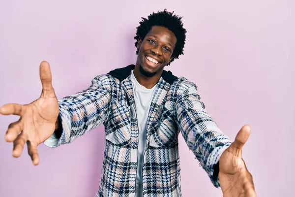 Joven Afroamericano Vestido Con Ropa Casual Mirando Cámara Sonriendo Con —  Fotos de Stock