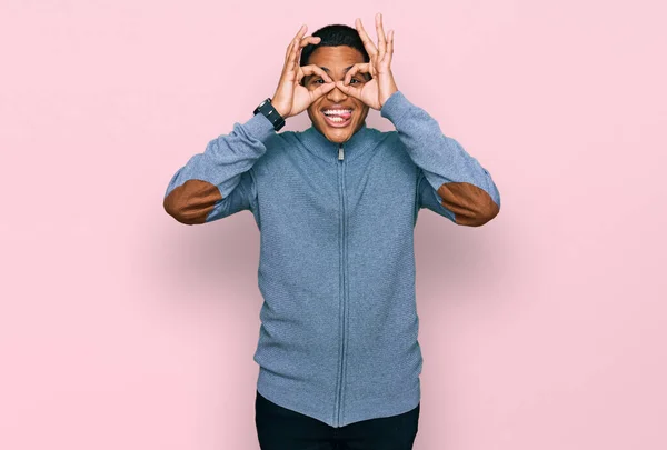 Joven Hombre Hispano Guapo Usando Sudadera Casual Haciendo Buen Gesto — Foto de Stock