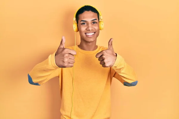 Joven Afroamericano Chico Escuchando Música Usando Auriculares Signo Éxito Haciendo —  Fotos de Stock