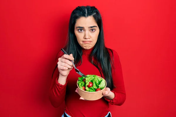 年轻的恐慌性女孩吃沙拉时情绪低落 忧心忡忡 哭哭啼啼 悲伤的表情 — 图库照片