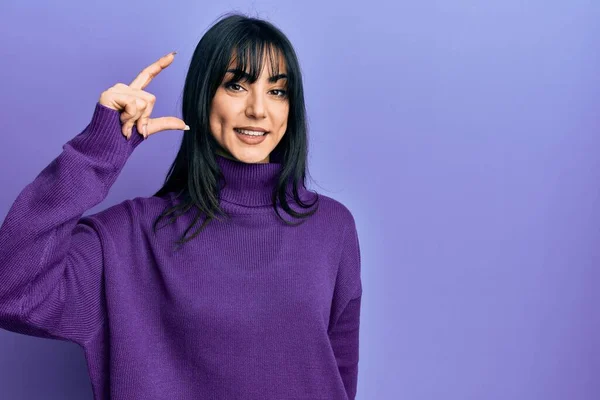 Young Brunette Woman Bangs Wearing Turtleneck Sweater Smiling Confident Gesturing — Stockfoto