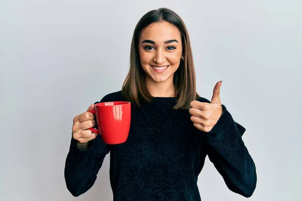 Ung Brunett Flicka Dricker Kopp Kaffe Ler Glad Och Positiv — Stockfoto