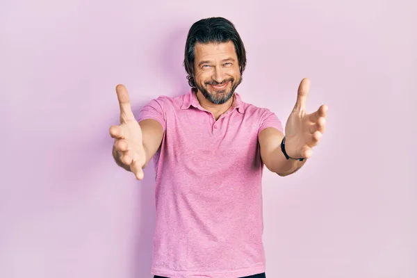 Hombre Caucásico Mediana Edad Con Camiseta Blanca Casual Mirando Cámara —  Fotos de Stock