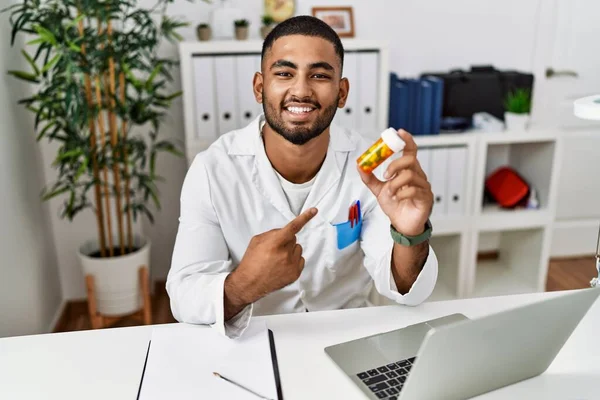 Молодий Індійський Лікар Тримає Рецептом Таблетки Посміхаючись Щасливим Вказуючи Рукою — стокове фото