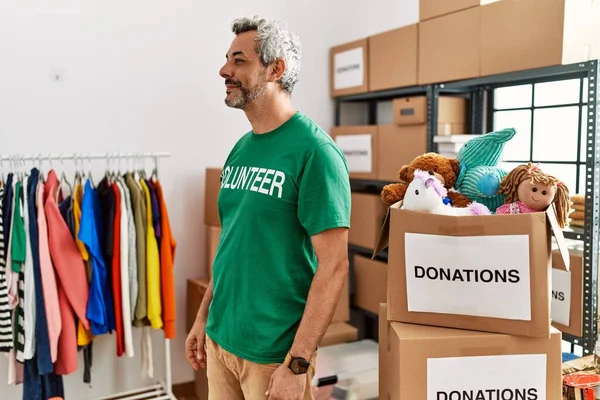 Middle Age Hispanic Man Wearing Volunteer Shirt Donations Stand Looking — Foto de Stock