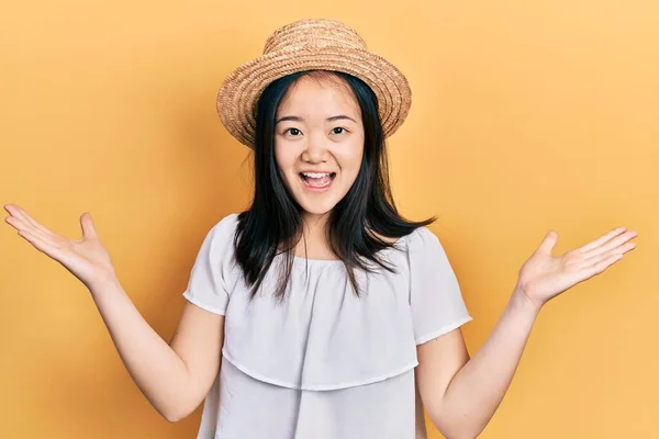 Junge Chinesin Mit Sommerhut Feiert Sieg Mit Glücklichem Lächeln Und — Stockfoto