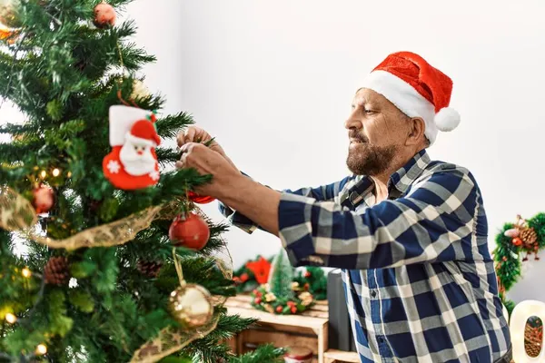 Ανώτερος Άντρας Γενειάδα Φορώντας Καπέλο Σάντα Claus Γιορτάζοντας Χριστούγεννα Στο — Φωτογραφία Αρχείου