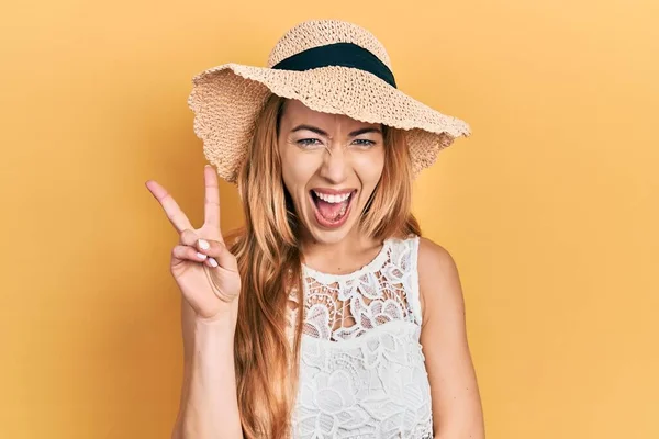 Mujer Caucásica Joven Con Sombrero Verano Sonriendo Con Cara Feliz —  Fotos de Stock