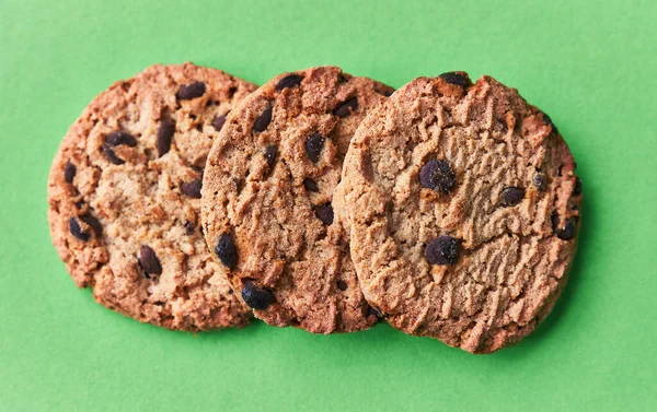 Deliciosos Biscoitos Chocolate Fundo Verde — Fotografia de Stock