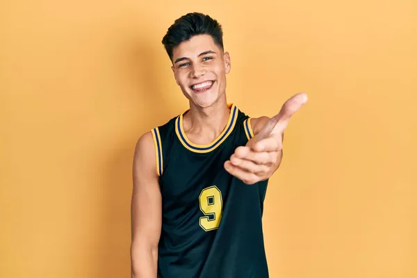 Young Hispanic Man Wearing Basketball Uniform Smiling Friendly Offering Handshake — Stock Photo, Image